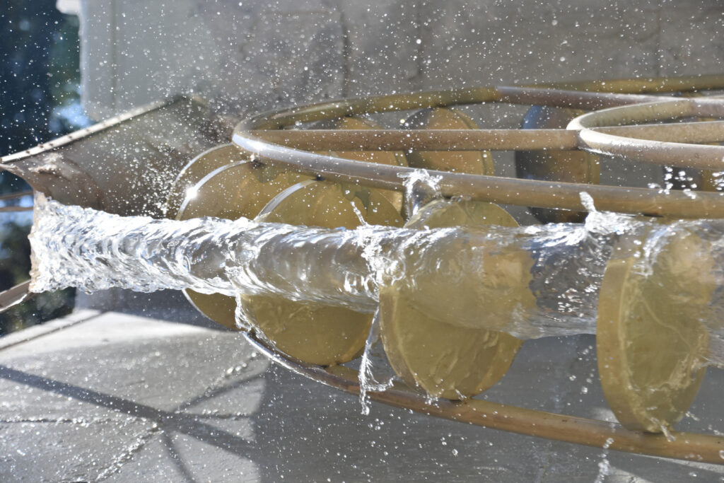 Éolienne EoleWater transformant l'humidité de l'air en eau potable et énergie